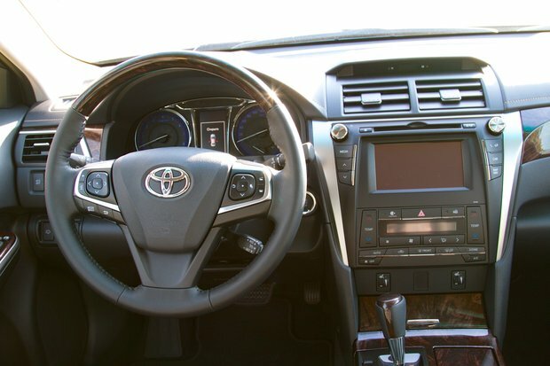 Интерьер Toyota Camry 2015