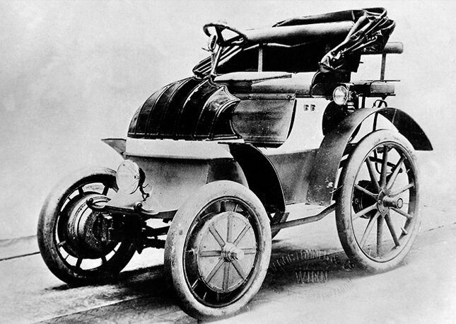 Первым гибридным автомобилем стал Lohner Electric Chaise, созданный немцем Фердинандом Порше. 